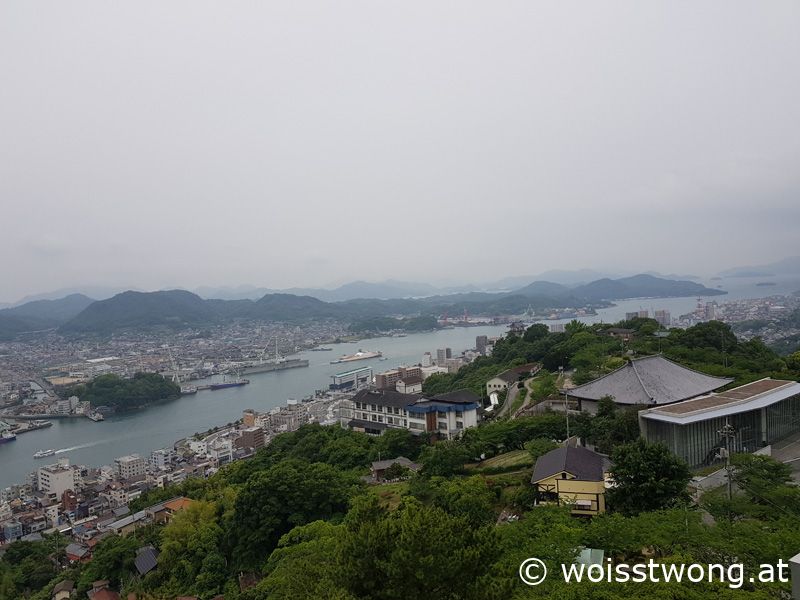 Ausblick vom Gipfel aus auf den Hafen, Onomichi, Japan