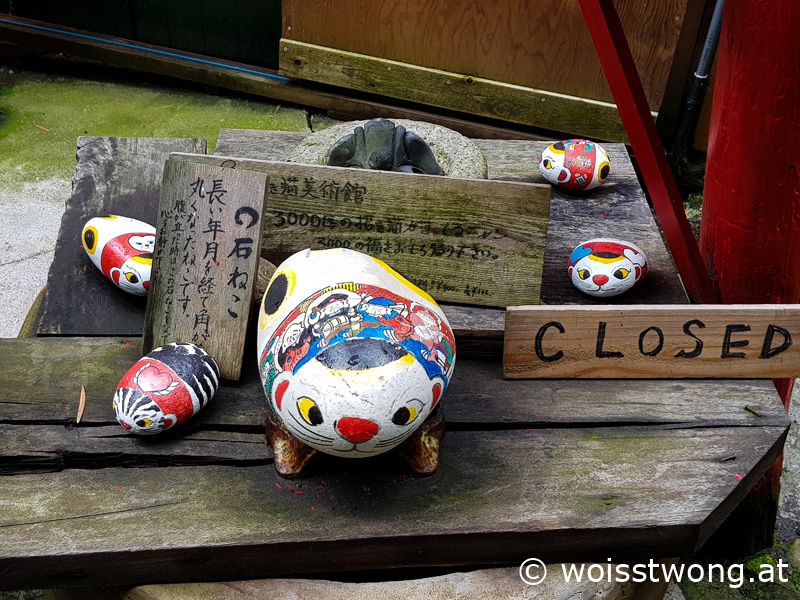 Als Katzen bemalte Steine vor einer kleinen Galerie, Onomichi, Japan