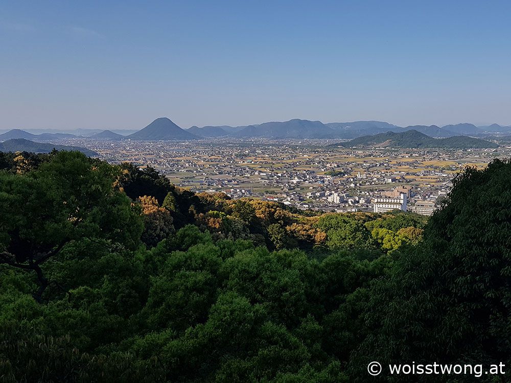 Ausblick von 520 Meter Seehöhe auf die Stadt Kotohira, Shikoku, Japan