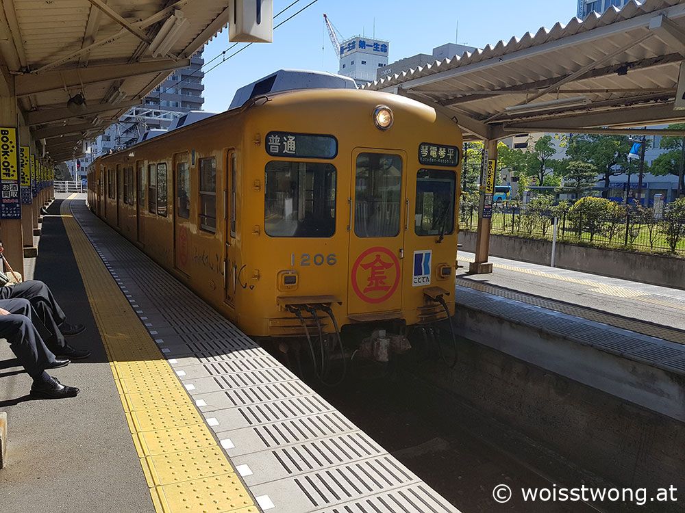 Regionalzug von Takamatsu-chikko 高松築港 nach Kotohira Station 琴平駅, Shikoku, Japan