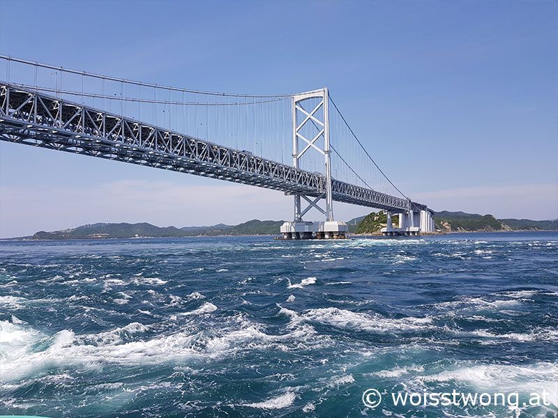 Ōnaruto Brücke, die Shikoku mit der Insel Awaji verbindet und von der aus man die Gezeitenstrudel besichtigen kann