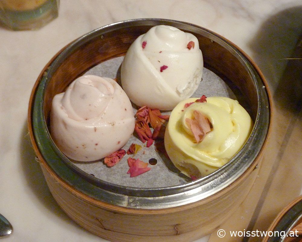 Custard Buns in Rosenform | Dim Sum in Yum Cha-Restaurant in Hong Kong