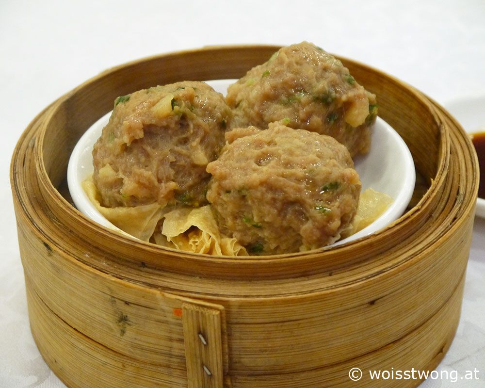 Gedämpfte Fleischbällchen in Wantan-Teig | Dim Sum in Yum Cha-Restaurant in Hong Kong