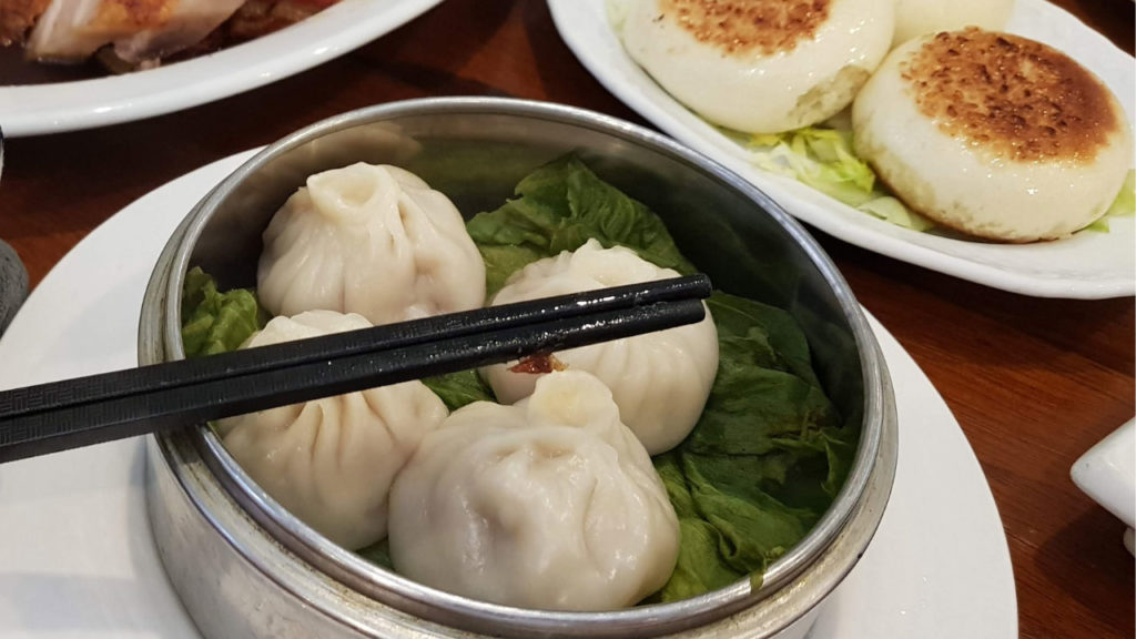 Lust auf Dim Sum in Wien? Wenn der nächste Trip nach Hong Kong noch in weiter Ferne liegt, du trotzdem Heißhunger auf Yum Cha hast, muss eine Alternative her. Wo du in der Wiener Innenstadt trotzdem nicht auf die kantonesische Antwort auf Tapas verzichten musst, erfährst du hier.