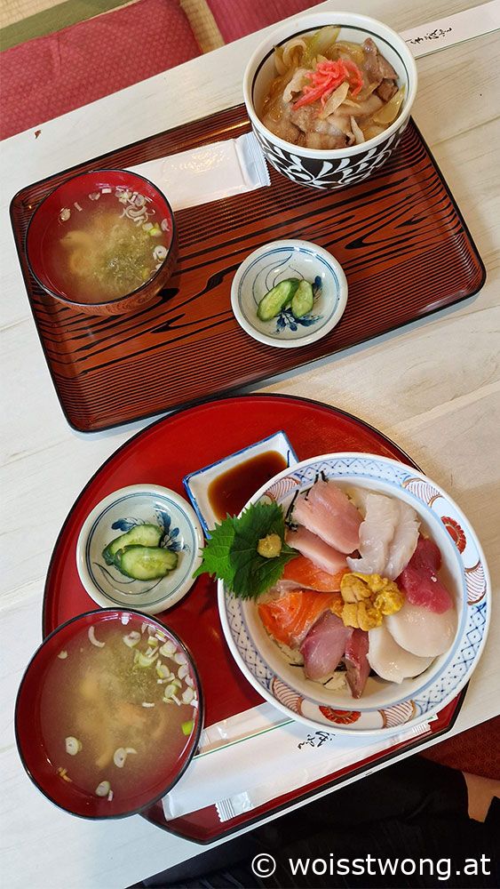 Kaisen-Don 海鮮丼 und Butadon 豚丼 im Restaurant Iwami Shokudō in Hachinohe