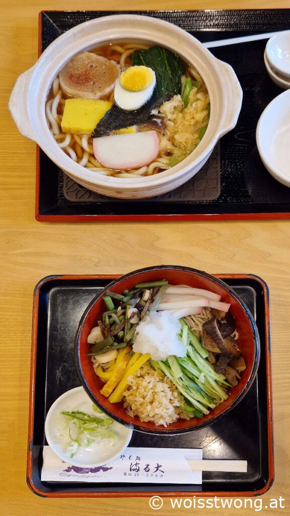 Udon & Tanuki-Soba im Soba Restaurant Marudai in Hakodate, Hokkaido, Japan