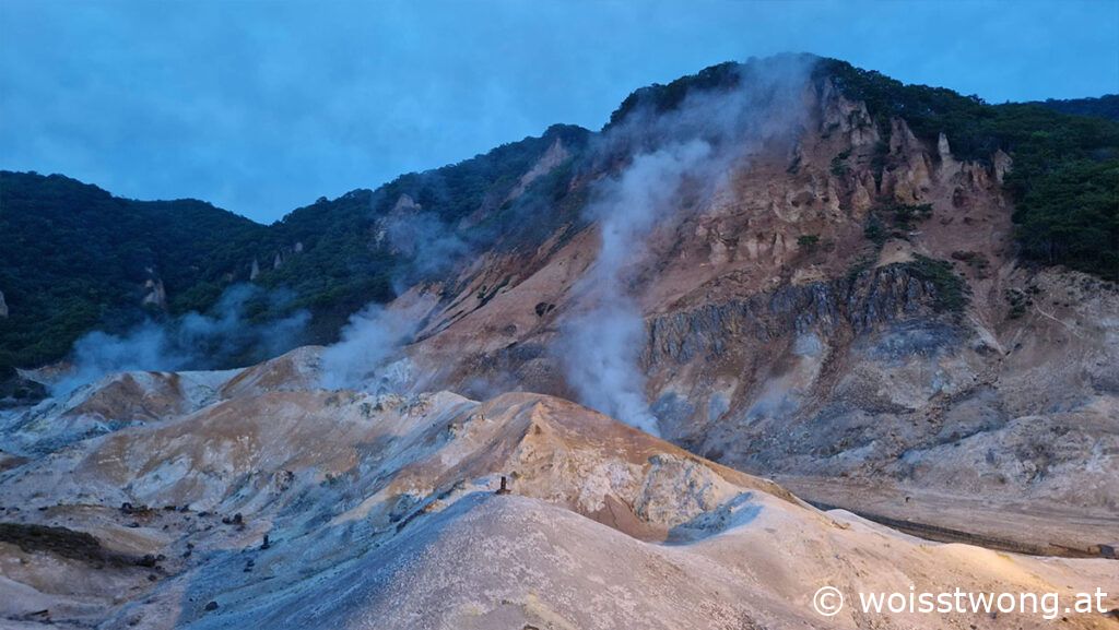 Das dampfende Tal Jigokudani (Hell Valley) bei Nacht, Noboribetsu Onsen, Hokkaido