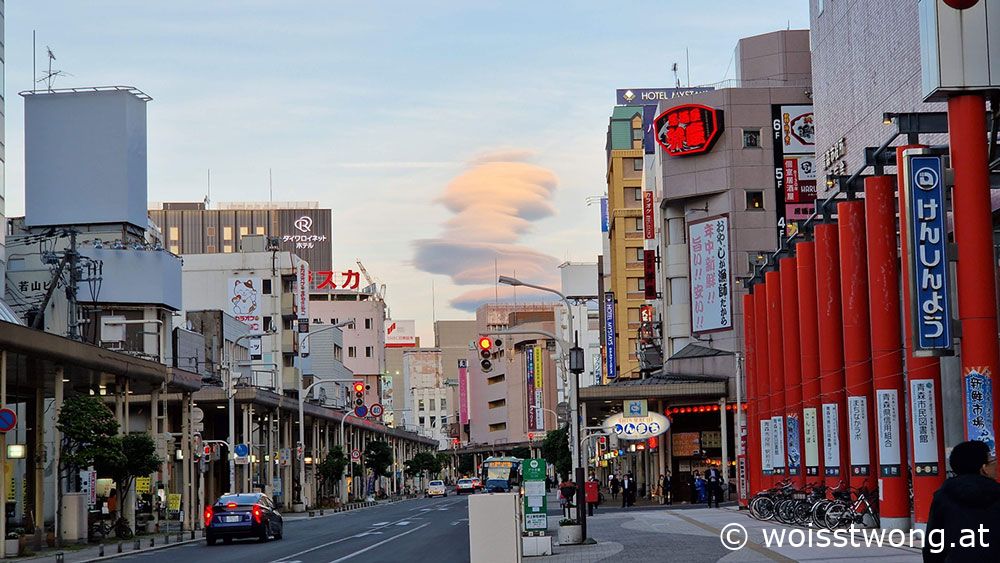 Ansicht einer Hauptstraße in Aomori, Japan