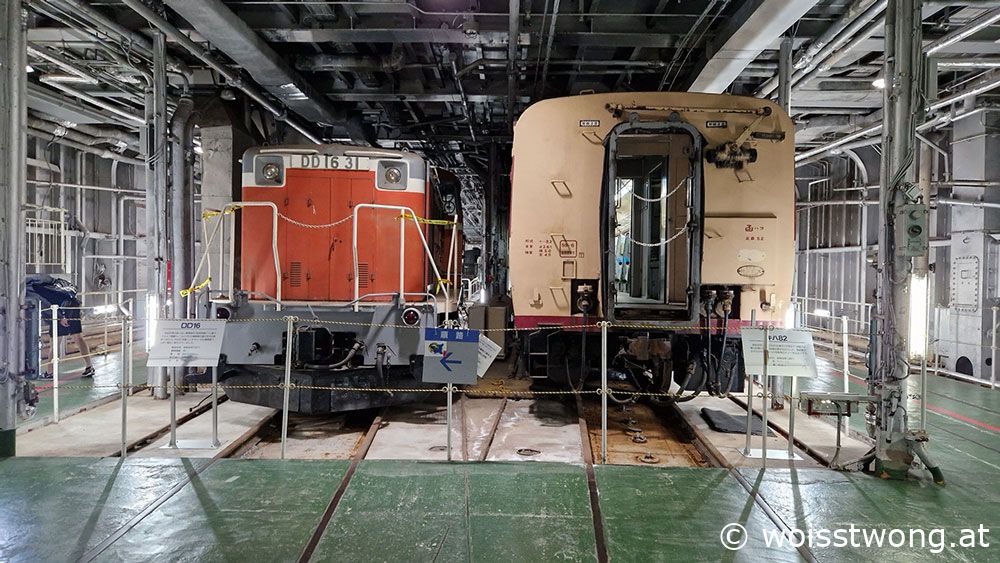 Züge im Inneren der Eisenbahnfähre Hakkōda-maru, Aomori, Japan