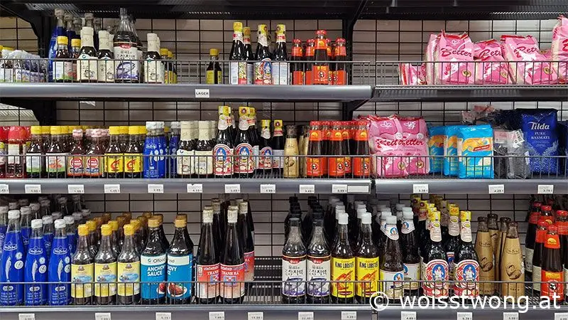 Asiatische Würzsaucen in einem Asia-Supermarkt in Wien