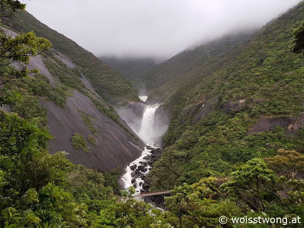 Senpiro Wasserfall nach starken Regenfällen auf Yakushima, Japan