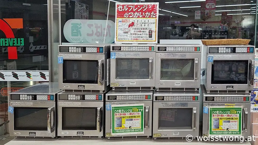Mikrowellen in einem Konbini in Japan