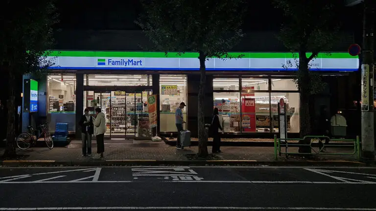 Konbini in Japan - FamilyMart