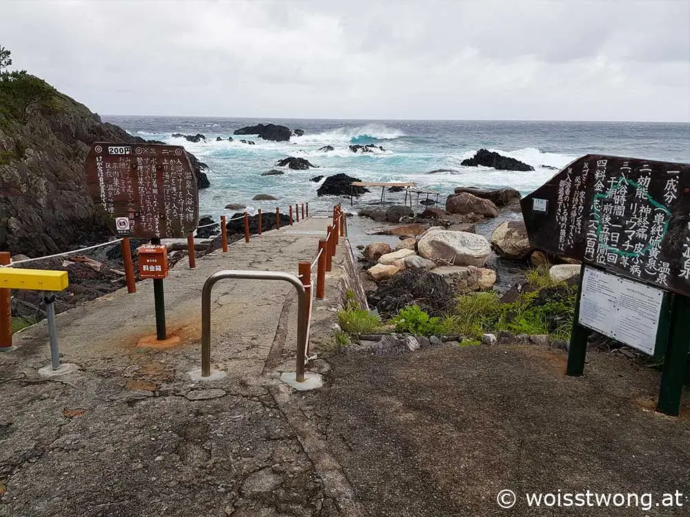 Hirauchi Kaichu Onsen bei Flut auf Yakushima, Japan