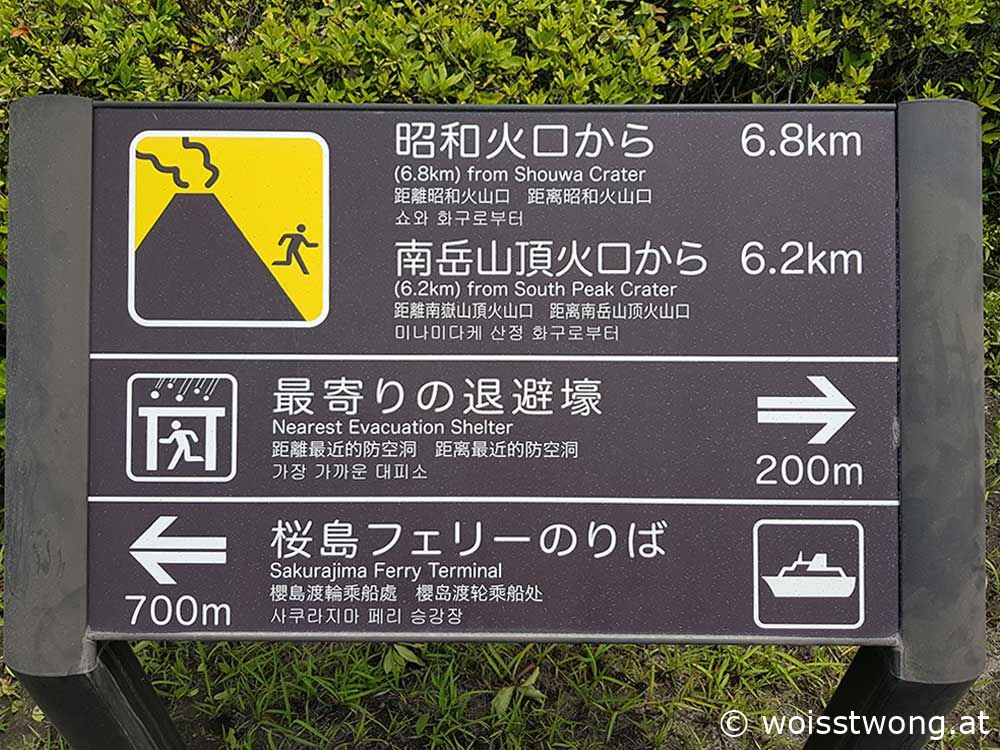 Info-Schild mit Fluchtwegen im Falle eines Ausbruchs auf Sakurajima, Kagoshima, Japan