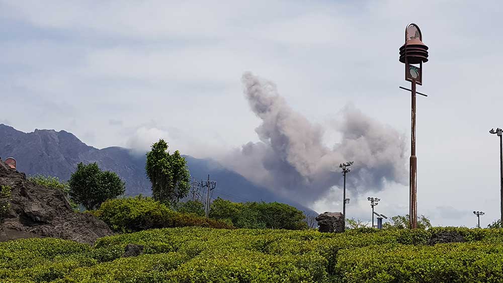 Der Vulkan Sakurajima spuckt Rauch und Asche, Kagoshima, Japan